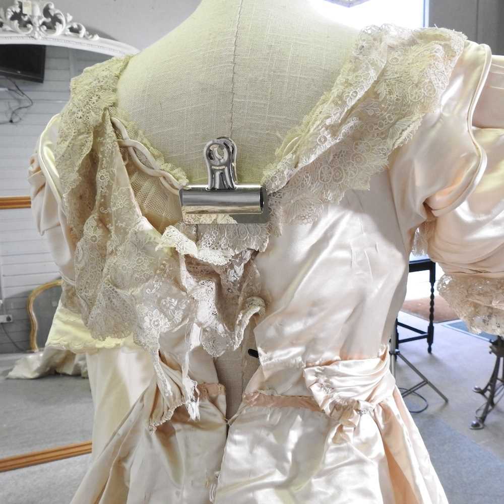 An Edwardian satin and lace wedding dress, with a lace petticoat, together with a shawl, with - Image 9 of 22