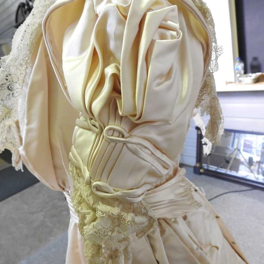 An Edwardian satin and lace wedding dress, with a lace petticoat, together with a shawl, with - Image 12 of 22