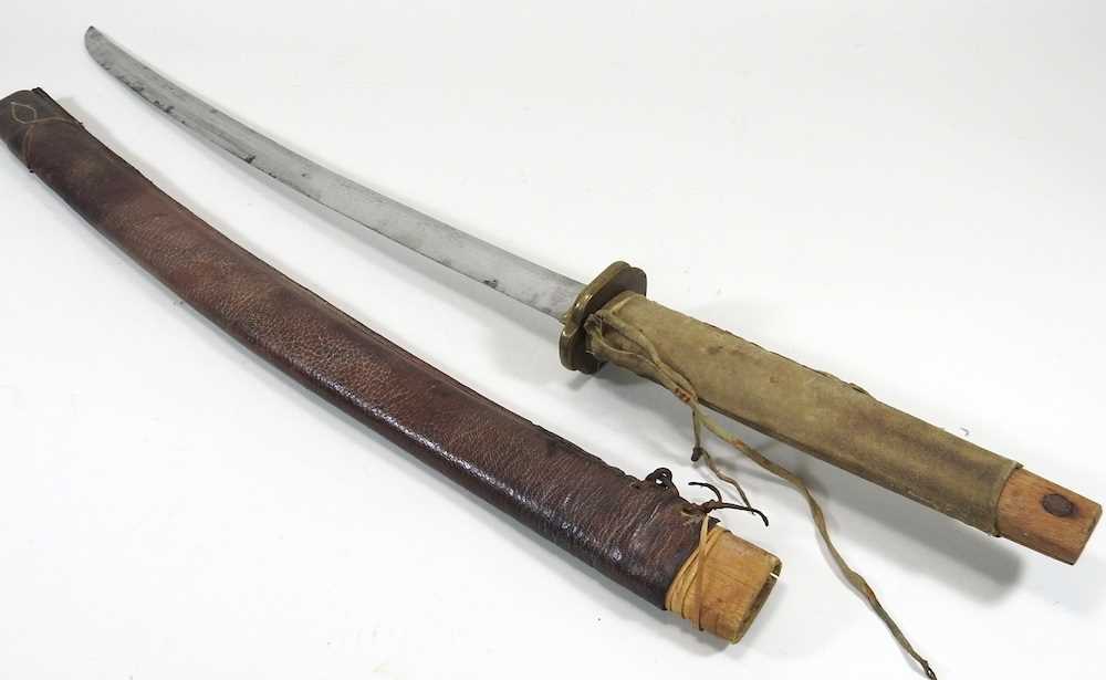 An early 20th century Japanese sword, with a curved steel blade and leather scabbard, with - Image 3 of 7