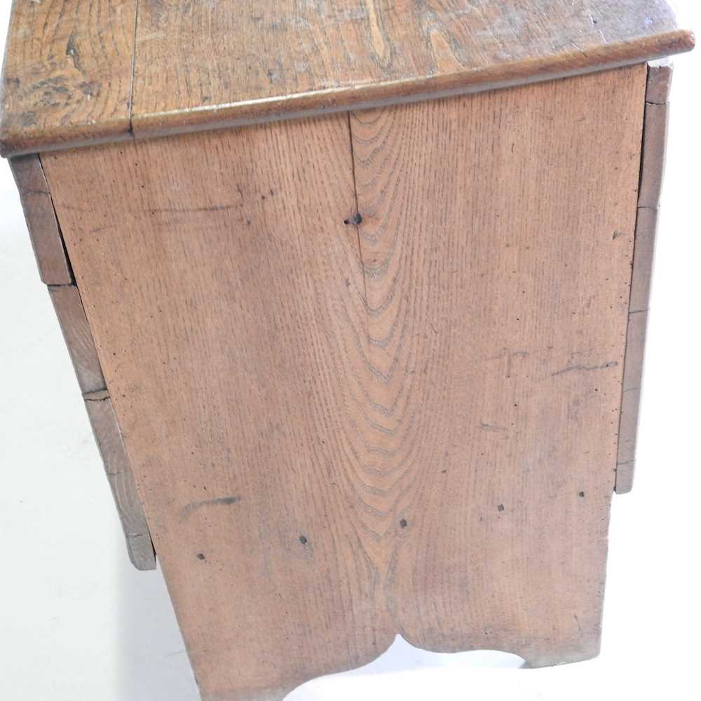 An 18th century elm six plank coffer, with a hinged lid 170w x 47d x 71h cm - Bild 5 aus 5