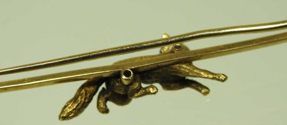 A 15 carat gold brooch, decorated with a fox, with gem set eyes, 5.4g, 55mm wide - Image 4 of 5