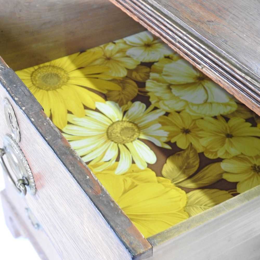 A George III oak chest of drawers, together with a Victorian mahogany toiletry mirror (2) 93w x - Image 4 of 6