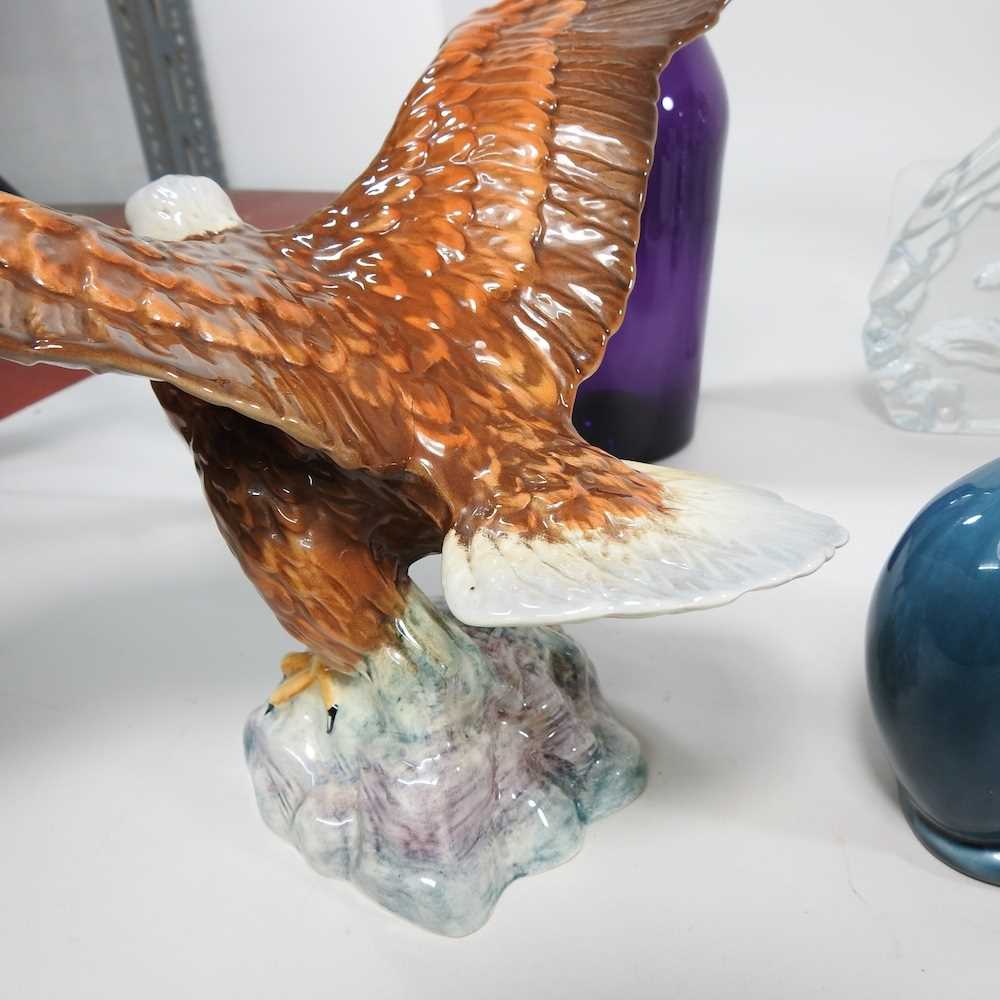 A Beswick model of a Bald Eagle, 1018, 20cm high, together with a pair of Poole pottery cats, a - Image 5 of 8