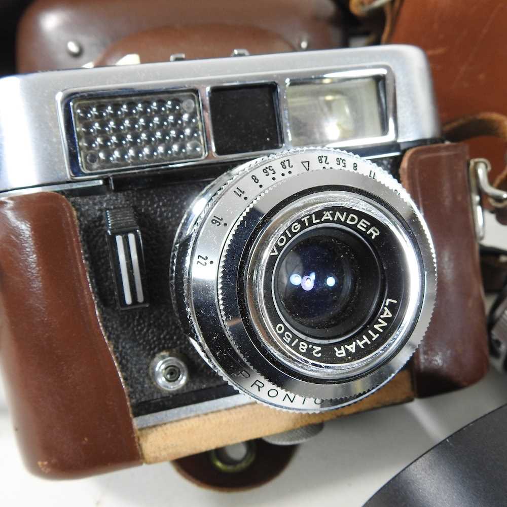 A vintage Voigtlander Lanthar camera, cased, together with a Voigtlander Bessa I, a Mamiya Sekor 500 - Image 7 of 13