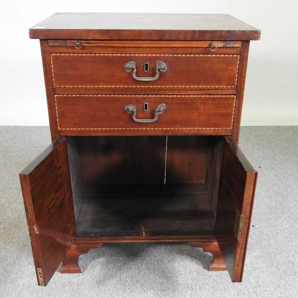 An Edwardian mahogany side cabinet, with a brushing slide 59w x 43d x 78h cm - Image 2 of 4