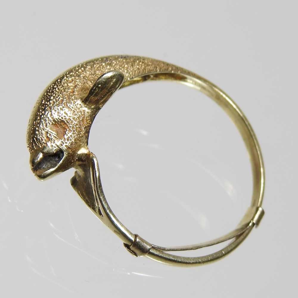 A 14 carat gold ring, in the form of a dolphin, 2.8g, size P, boxed - Image 3 of 6
