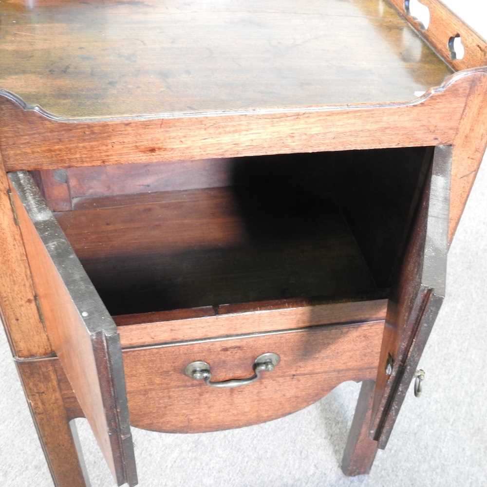 A George III mahogany bedside commode, on square moulded legs 53w x 44d x 79h cm - Image 3 of 5