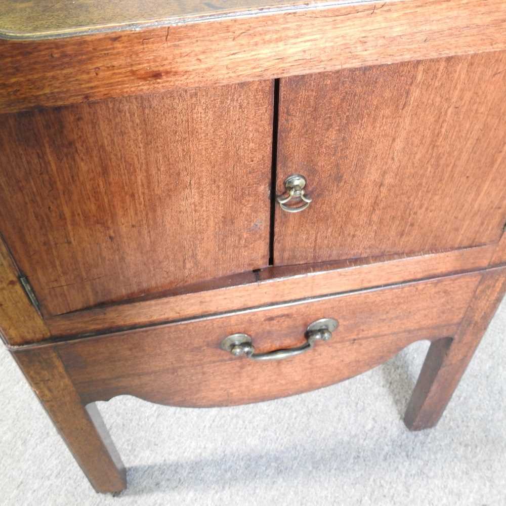 A George III mahogany bedside commode, on square moulded legs 53w x 44d x 79h cm - Image 4 of 5