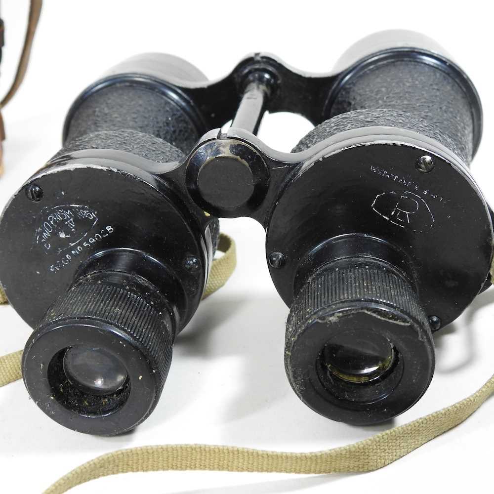 A pair of World War II era binoculars, Bino Prism No.5, cased - Image 4 of 8