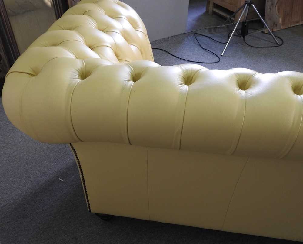 A modern cream leather upholstered chesterfield sofa, with a buttoned back, on turned legs 246w x - Image 5 of 6