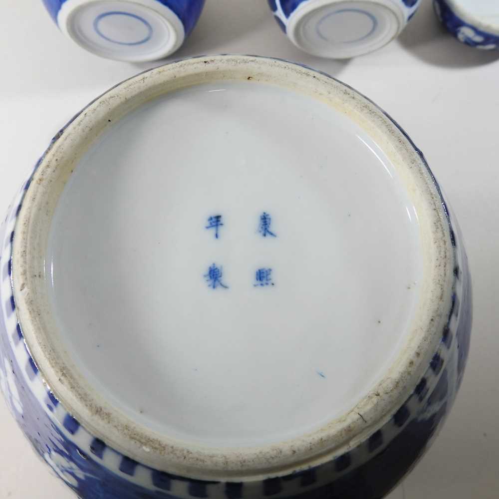 An early 20th century Chinese porcelain blue and white ginger jar and cover, 26cm high, together - Image 6 of 6