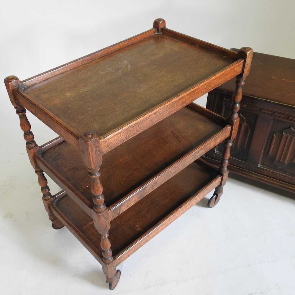 A 1920's oak coffer, with a hinged lid, 96cm wide, together with a 1920's tea trolley (2) 96w x - Image 3 of 4