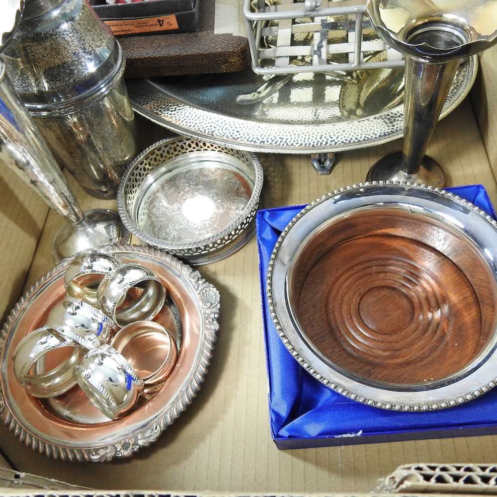 A collection of silver plate and metalwares, to include a cocktail shaker and cutlery - Image 2 of 4