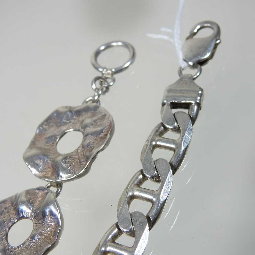 A heavy silver link bracelet, 24g, 20cm long, together with another of hoop design, 16g, 17cm - Image 4 of 4