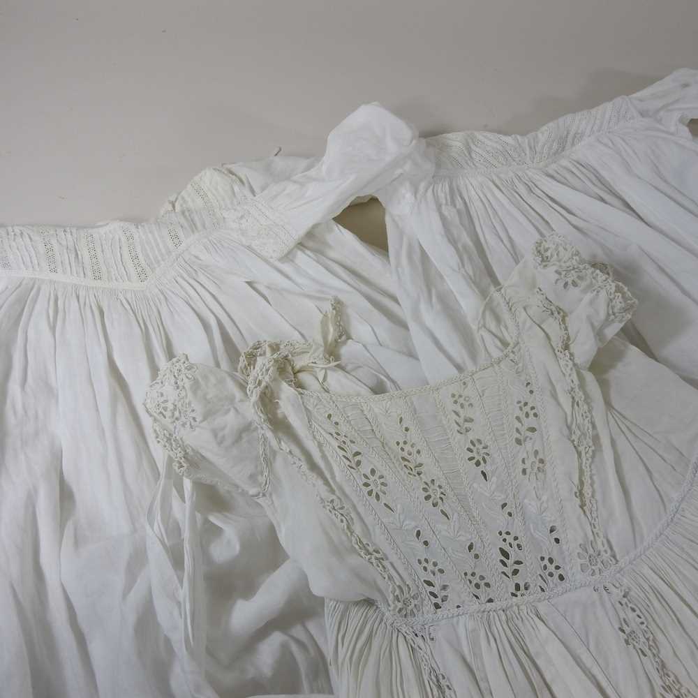 A collection of early 20th century white cotton and lace children's gowns - Image 3 of 4