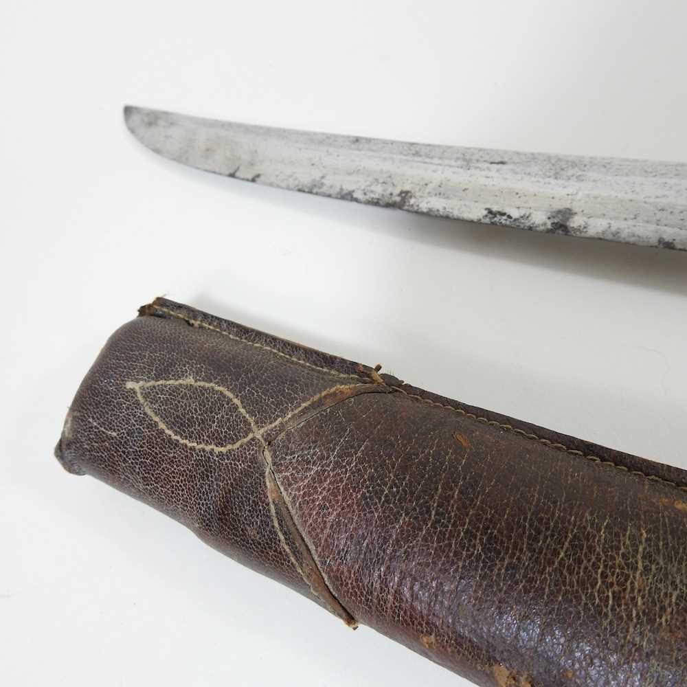 An early 20th century Japanese sword, with a curved steel blade and leather scabbard, with - Image 5 of 7
