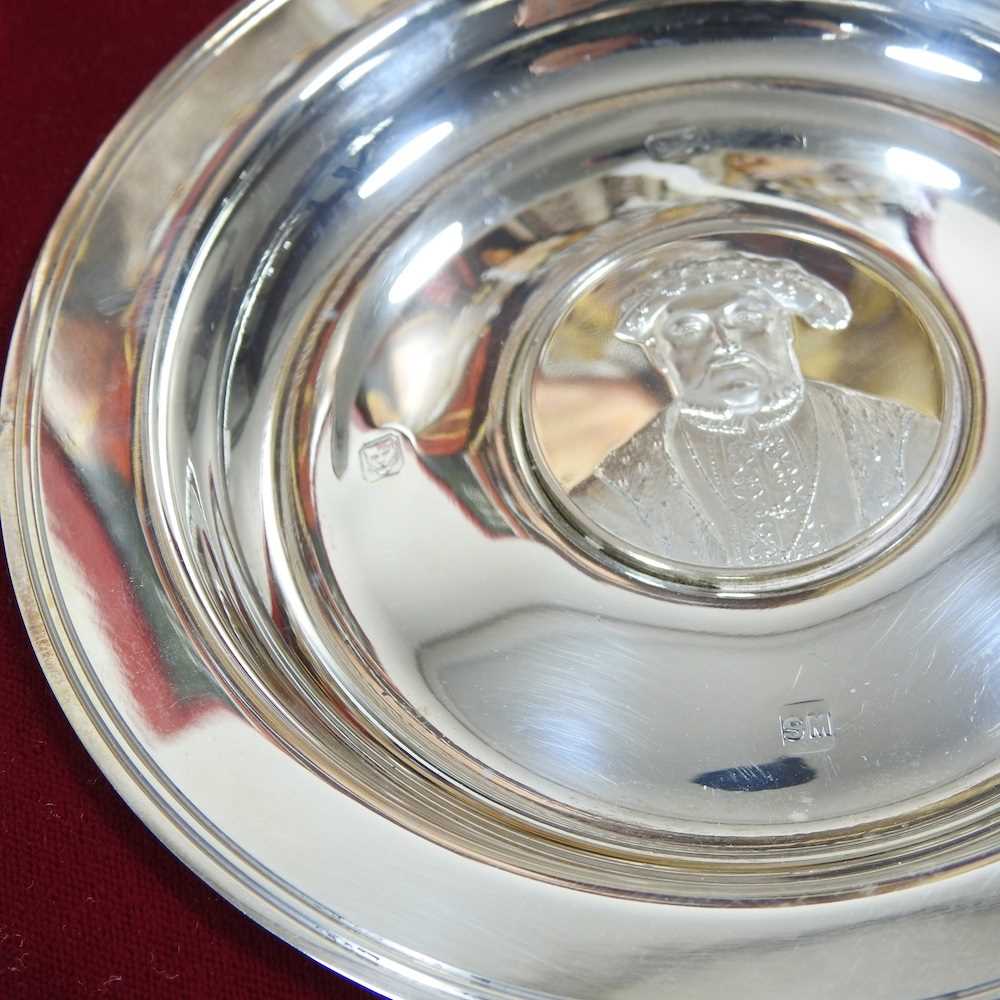 A modern limited edition silver King Henry VIII Royal Lineage dish, no.343, 13cm diameter, in a - Image 4 of 7