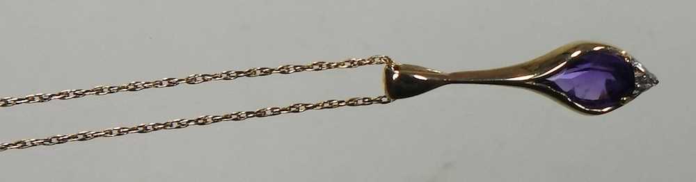 A 9 carat gold gem set pendant necklace, on a fine chain, 48cm long, 1.9g, cased - Image 2 of 6