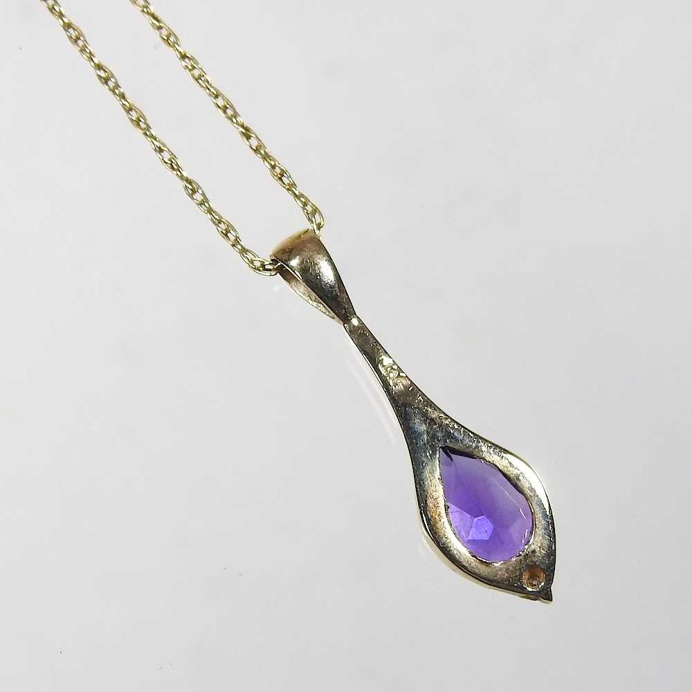 A 9 carat gold gem set pendant necklace, on a fine chain, 48cm long, 1.9g, cased - Image 4 of 6