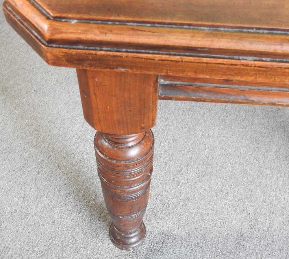 A Victorian mahogany wind-out extending dining table, on turned legs 209w x 103d x 67h cm - Image 4 of 7