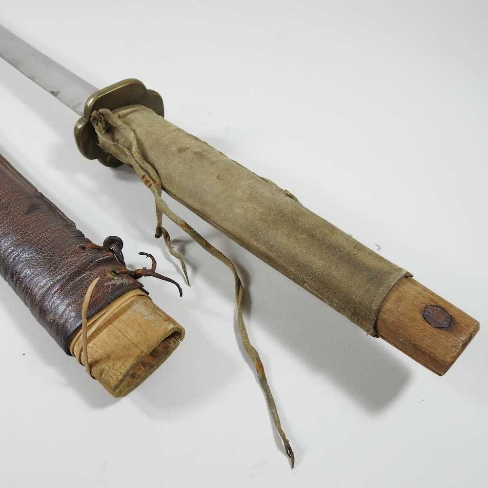 An early 20th century Japanese sword, with a curved steel blade and leather scabbard, with - Image 4 of 7