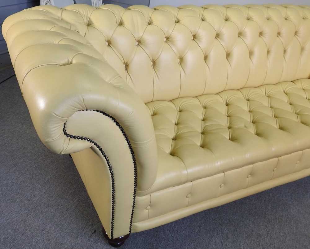 A modern cream leather upholstered chesterfield sofa, with a buttoned back, on turned legs 246w x - Image 6 of 6