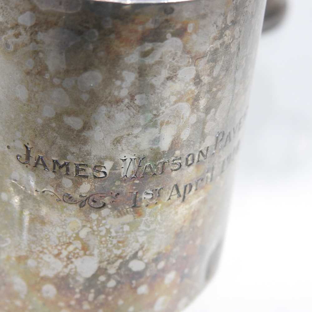 An Edwardian silver mug, with presentation inscription to J W Ravenscroft, Birmingham 1909, 78g, - Image 4 of 7