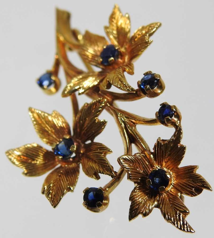 A 9 carat gold and sapphire brooch, in the form of a floral spray, 7.1g, 45mm wide, cased - Image 2 of 5