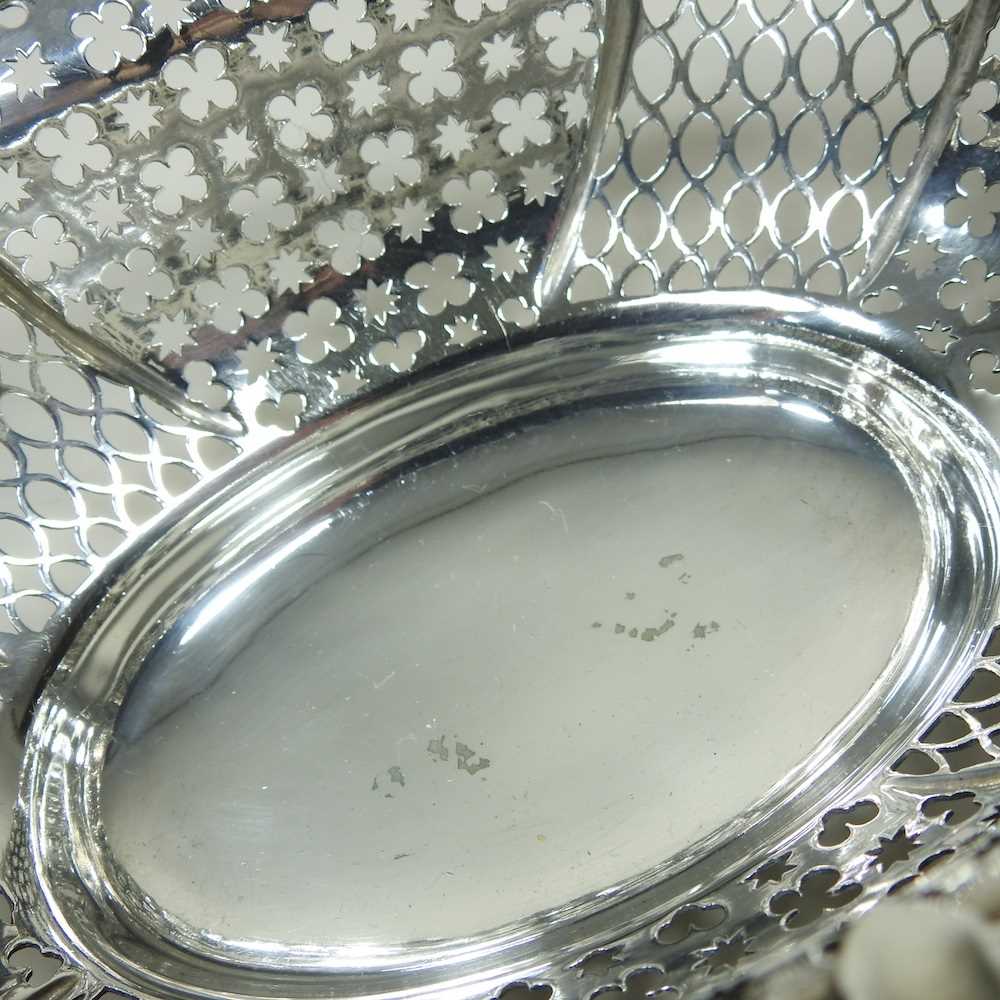 A good George III pierced silver sweetmeat basket, of pierced boat shape, the gadrooned border - Image 4 of 6