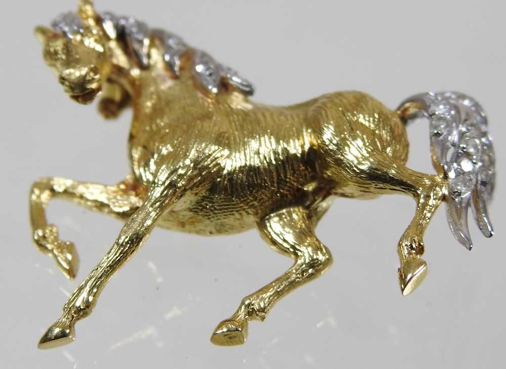 An 18 carat gold brooch, in the form of a horse, with a diamond set mane and tail, having a pin - Image 2 of 7