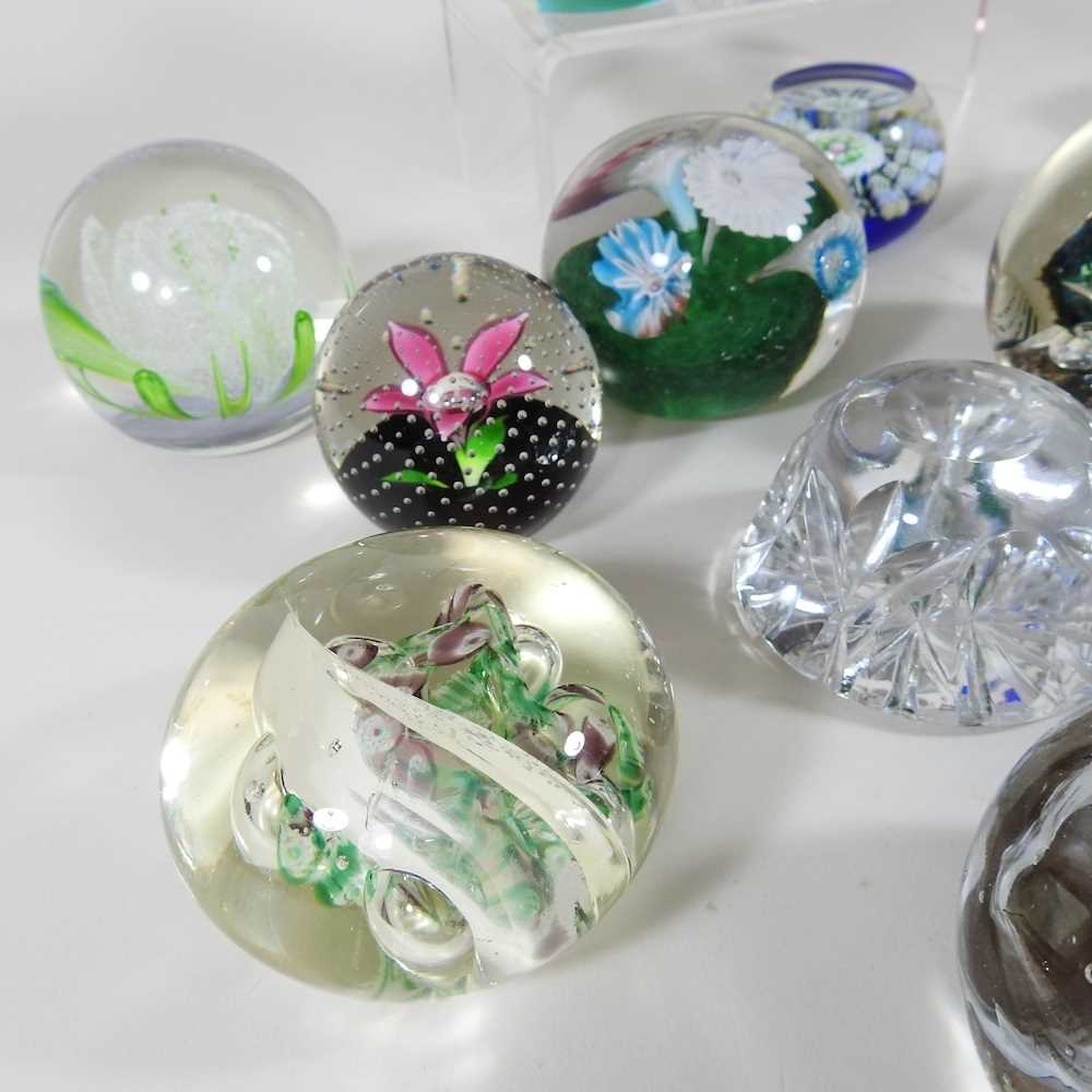 A collection of eighteen various coloured glass paperweights, to include Caithness (18) - Image 4 of 7