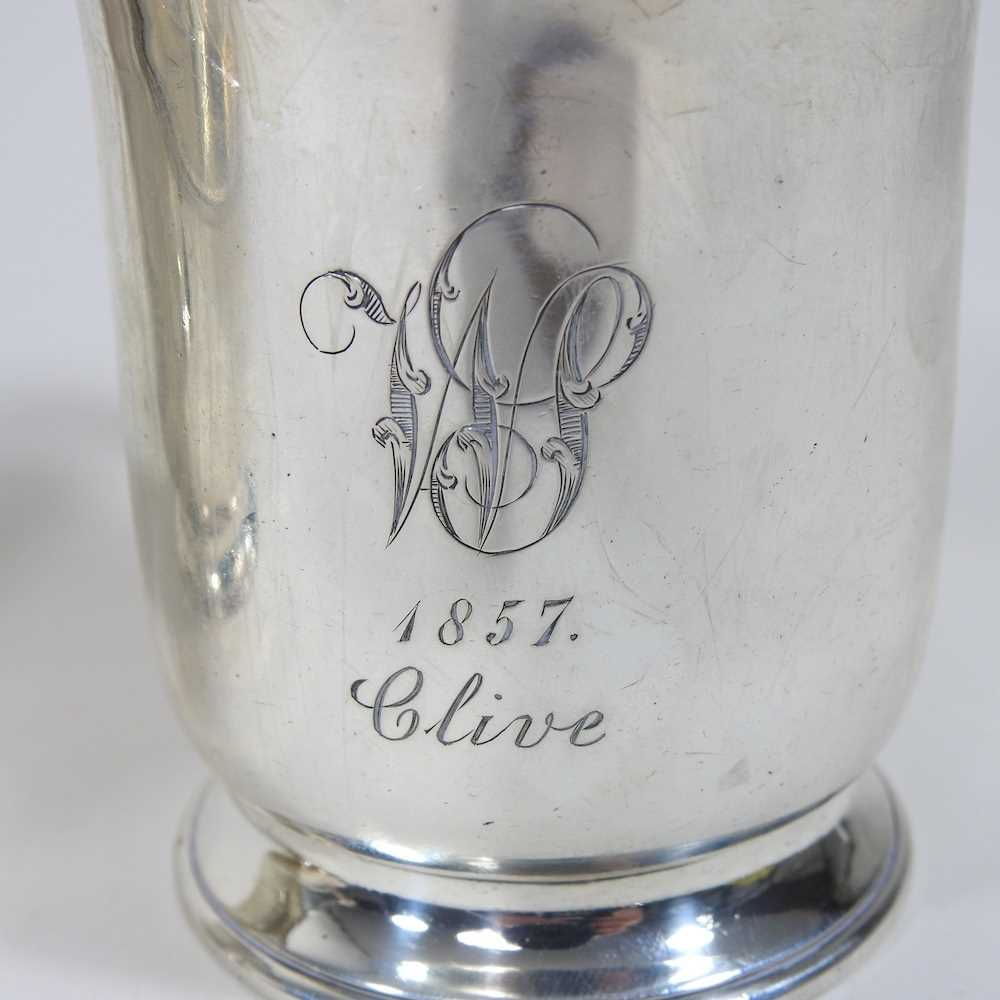 A Victorian silver mug, with a scrolled handle, London 1856, 97g, 9cm high, together with a silver - Image 4 of 5