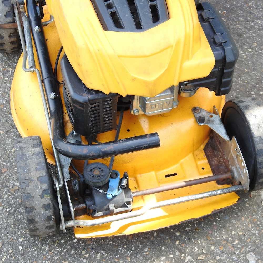 A yellow Stiga SA55 petrol lawnmower - Image 4 of 5