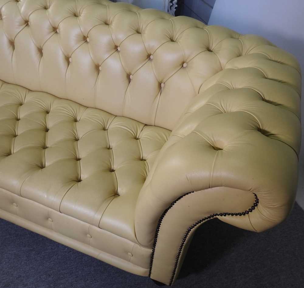 A modern cream leather upholstered chesterfield sofa, with a buttoned back, on turned legs 246w x - Image 3 of 6