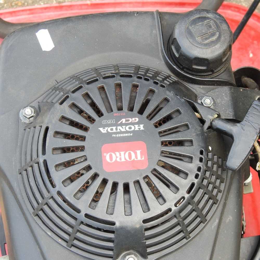 A Toro/Honda GCV 160 petrol hover lawnmower Starts and runs, with signs of use/age. - Image 4 of 5
