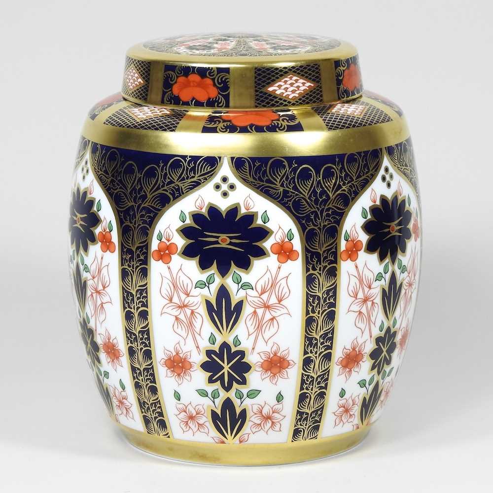 A Royal Crown Derby Old Imari ginger jar and cover, decorated in the 1128 pattern, 18cm high