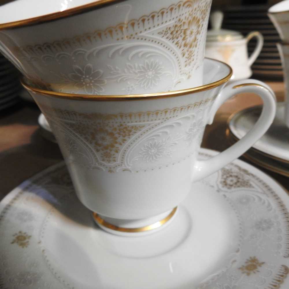 An extensive Noritake Highclere pattern tea and dinner service, with twelve place settings, to - Image 3 of 6