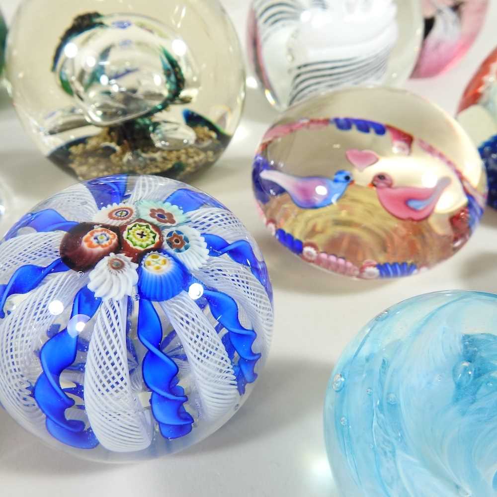 A collection of eighteen various coloured glass paperweights, to include Caithness (18) - Image 5 of 7