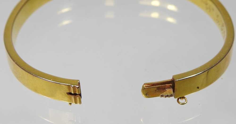 An Edwardian 14 carat gold bangle, of hinged design, inscribed and dated Nov. 6th 1906, 11g, 6cm - Image 6 of 6