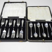 A set of silver pastry forks, Birmingham 1927, cased, together with a set of six silver teaspoons,