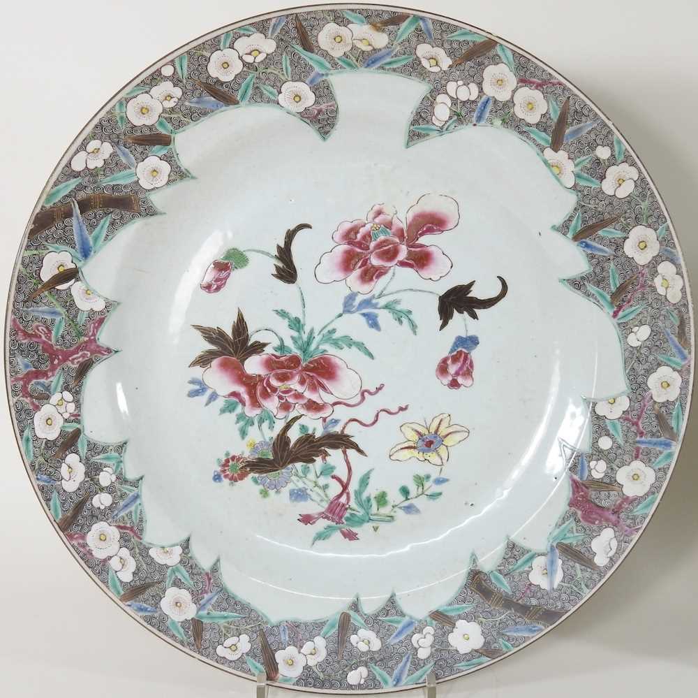 A pair of 18th century Chinese export porcelain famille rose dishes, Qianlong period, each painted - Image 5 of 5