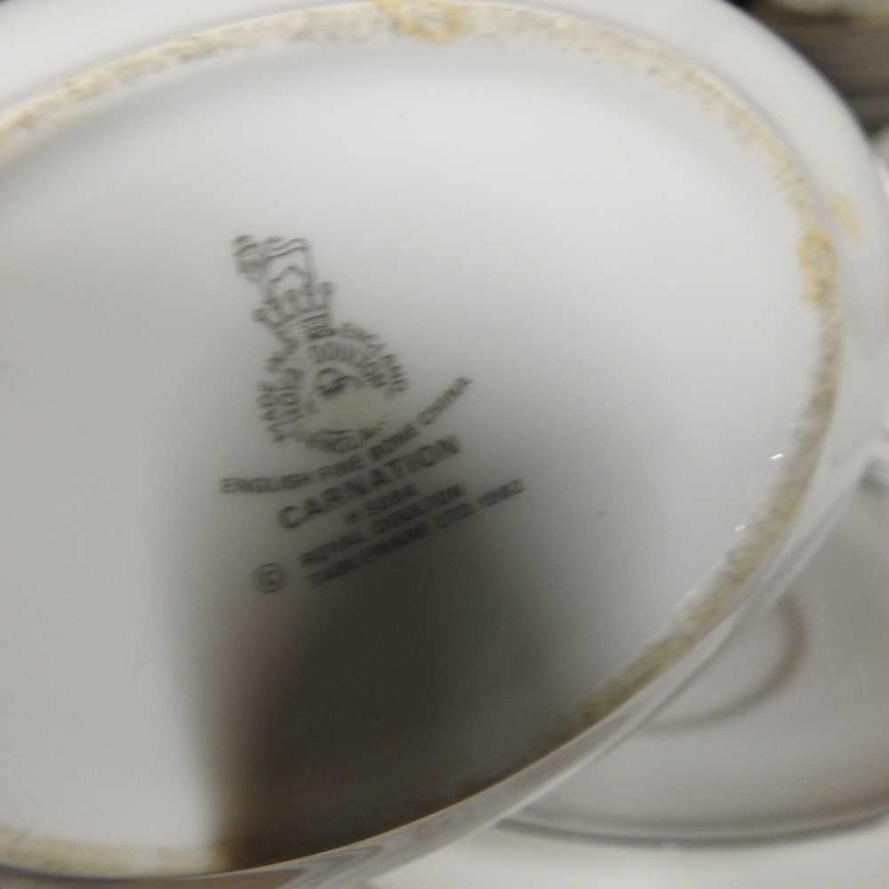 A Royal Doulton Carnation pattern bone china tea and dinner service, to include meat plates - Image 5 of 5