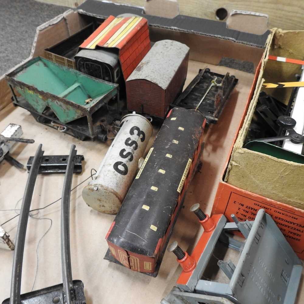 An early 20th century Hornby O gauge tin plate model trainset, together with another set boxed - Image 2 of 5
