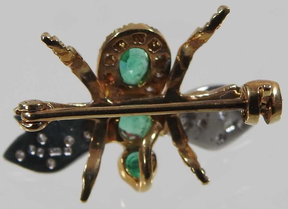 A 9 carat gold, emerald and diamond brooch, in the form of bee, 3.3g, 22mm wide, boxed - Image 2 of 6