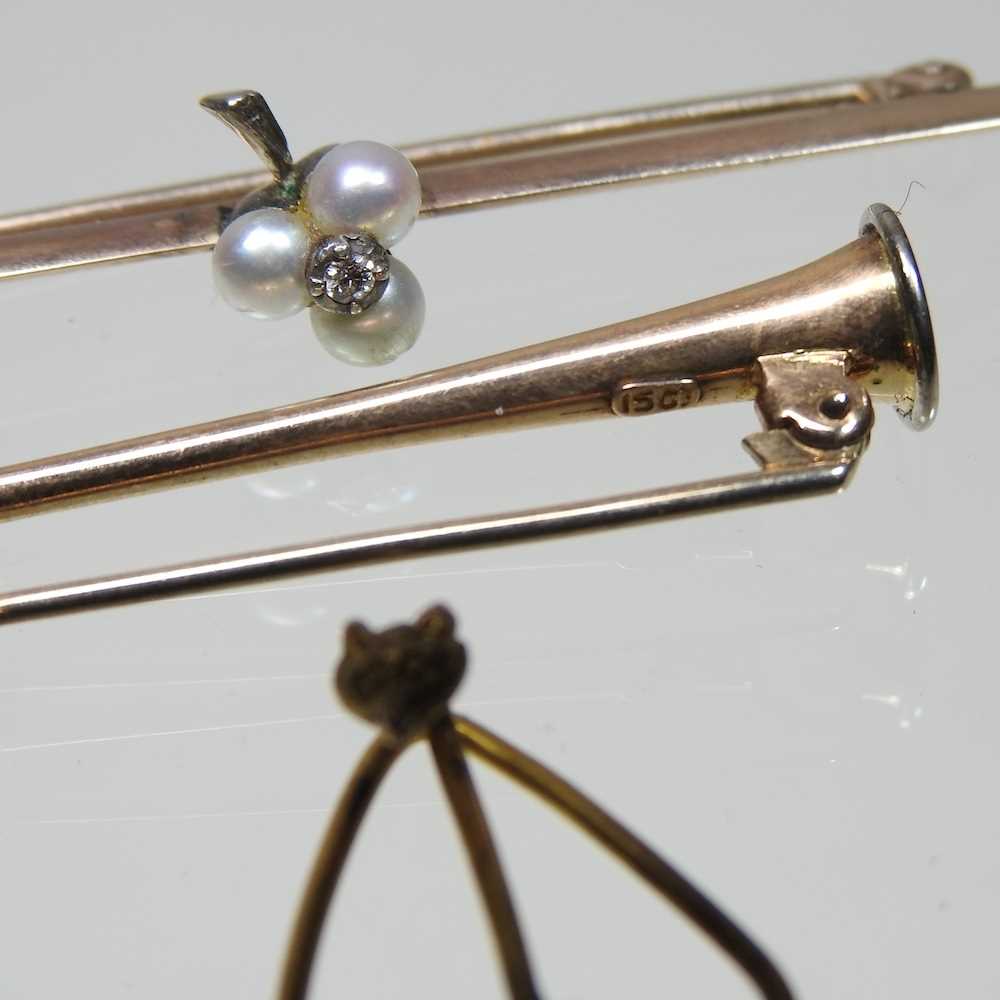 A 15 carat gold tie pin, in the form of a hunting horn, 2.2g, 4cm wide, together with a pearl bar - Image 3 of 4