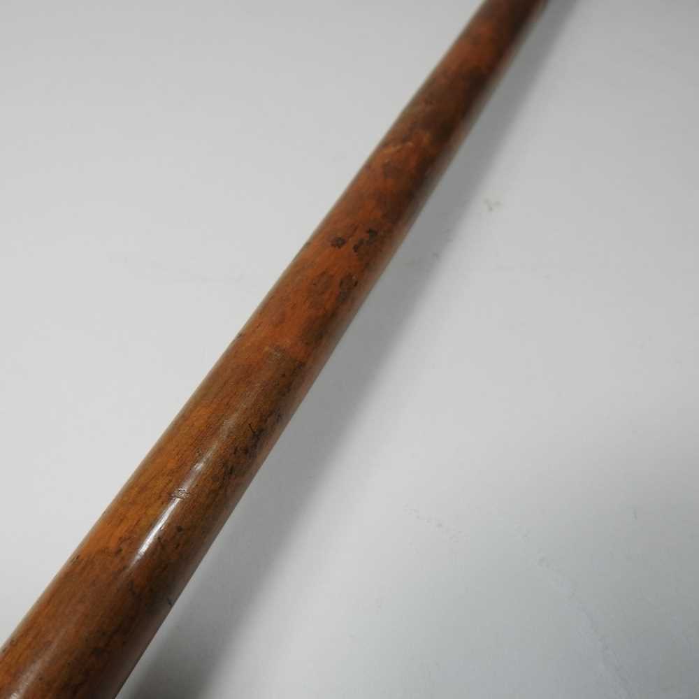 An early 20th century carved wooden walking stick, with an 18 carat gold collar, 84cm long - Image 2 of 7