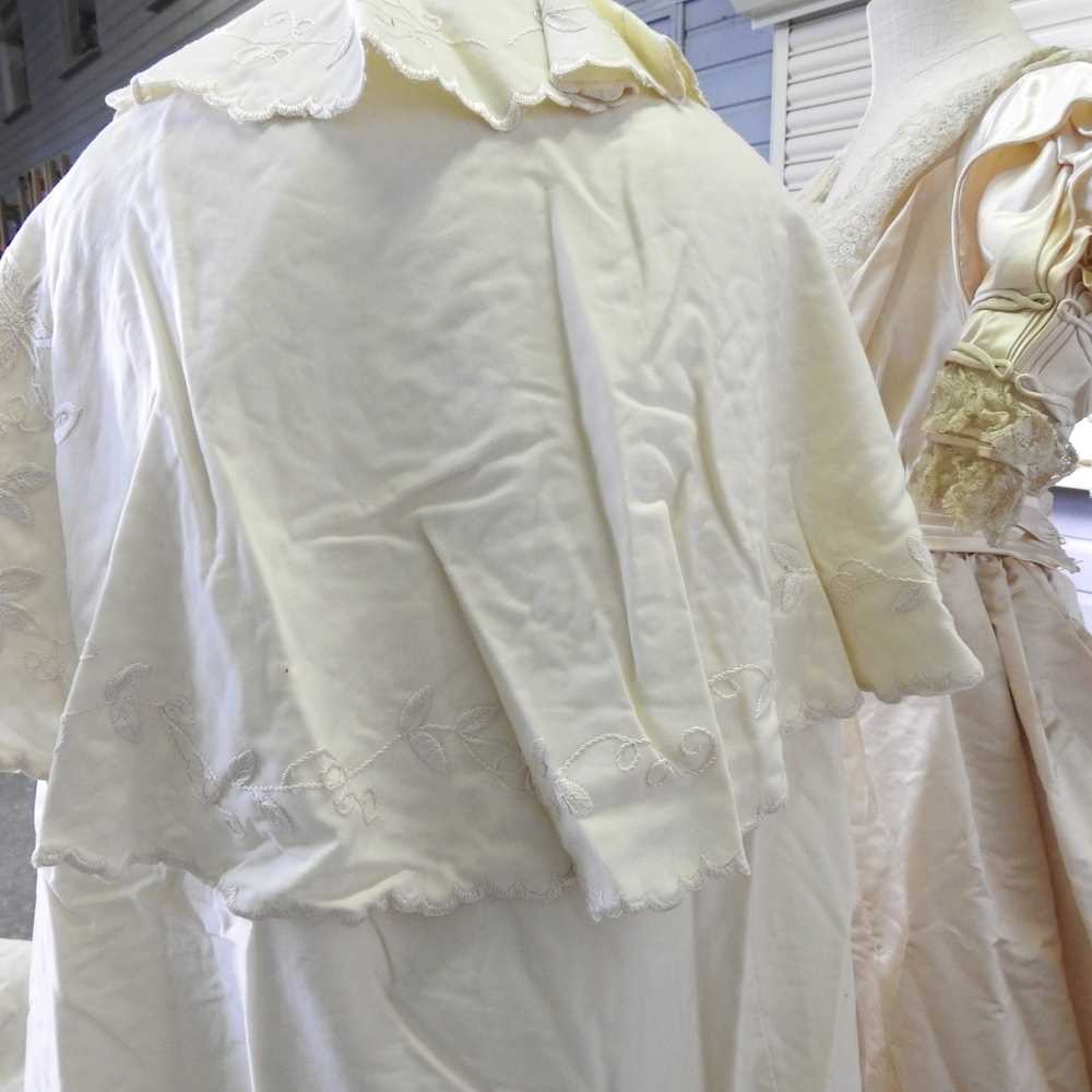 An Edwardian satin and lace wedding dress, with a lace petticoat, together with a shawl, with - Image 13 of 22