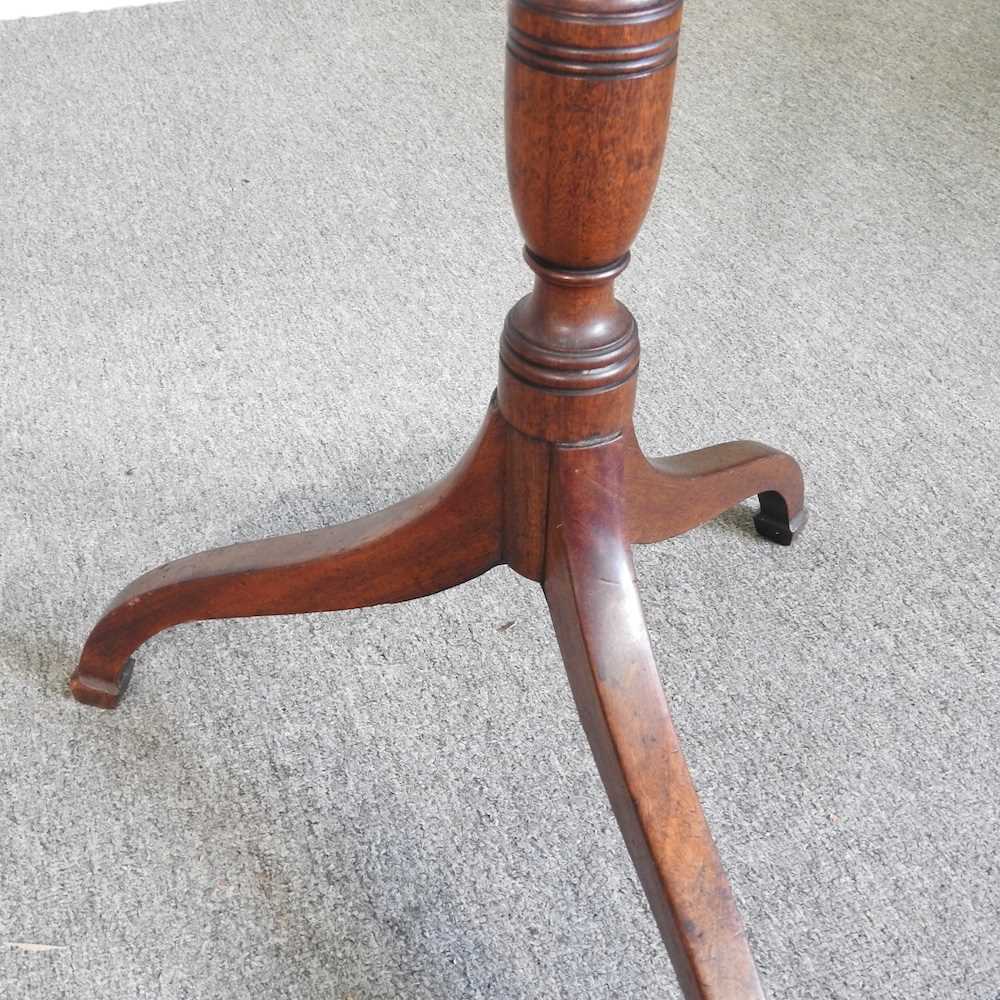 A George III mahogany wine table, on a reeded pedestal base - Image 4 of 4