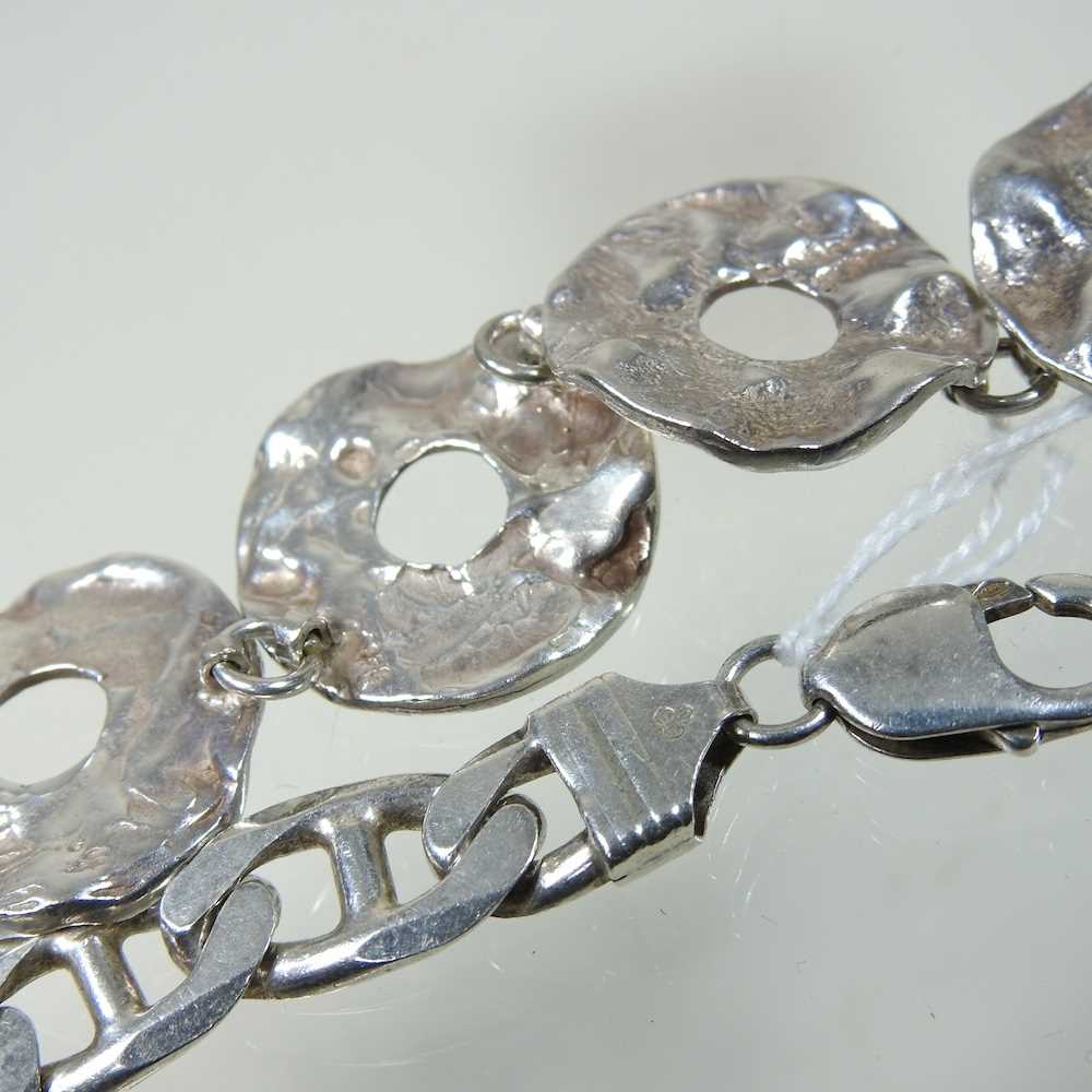 A heavy silver link bracelet, 24g, 20cm long, together with another of hoop design, 16g, 17cm - Image 2 of 4