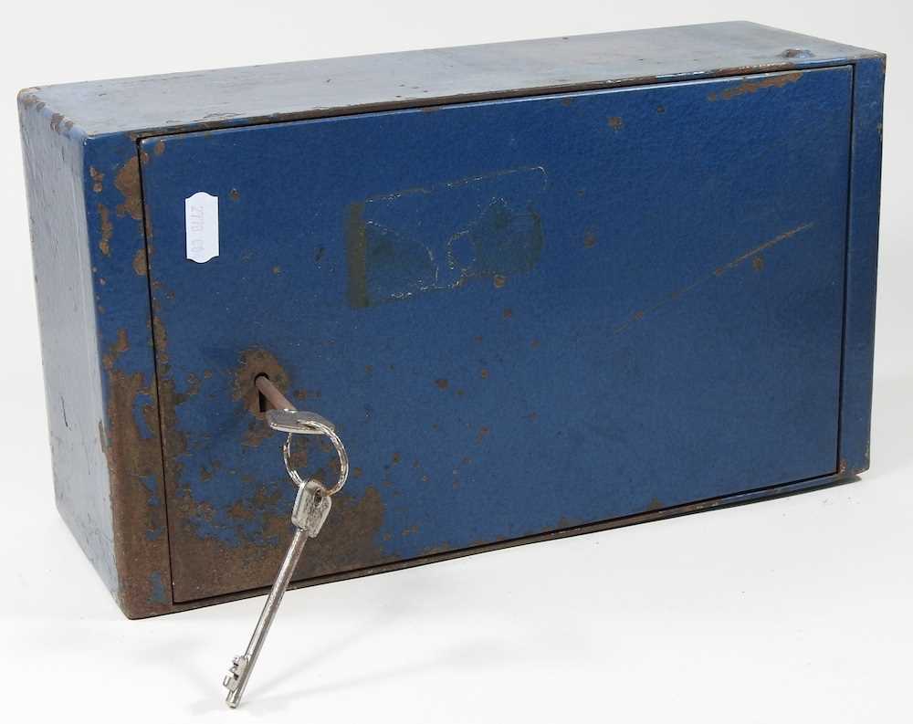 A metal jewellery safe, with key 34w x 19d x 12h cm - Image 4 of 4